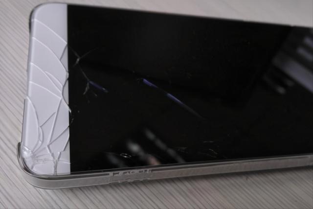 手机屏幕碎了如何补救（手机外屏碎了修复小窍门）  小刀娱乐网  第1张