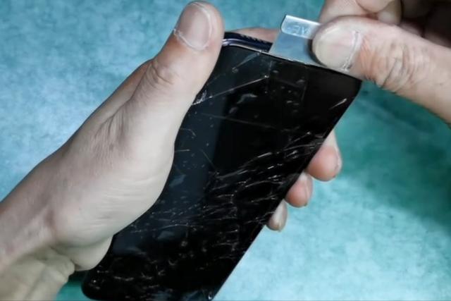 手机屏幕碎了如何补救（手机外屏碎了修复小窍门）  小刀娱乐网  第3张