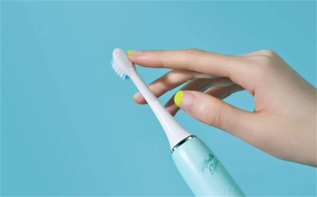 ​把牙刷头罩起来会更卫生吗，牙刷怎么放是正确的   小刀娱乐网  第3张