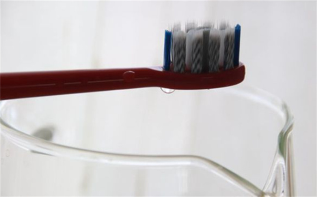 ​把牙刷头罩起来会更卫生吗，牙刷怎么放是正确的   小刀娱乐网  第2张